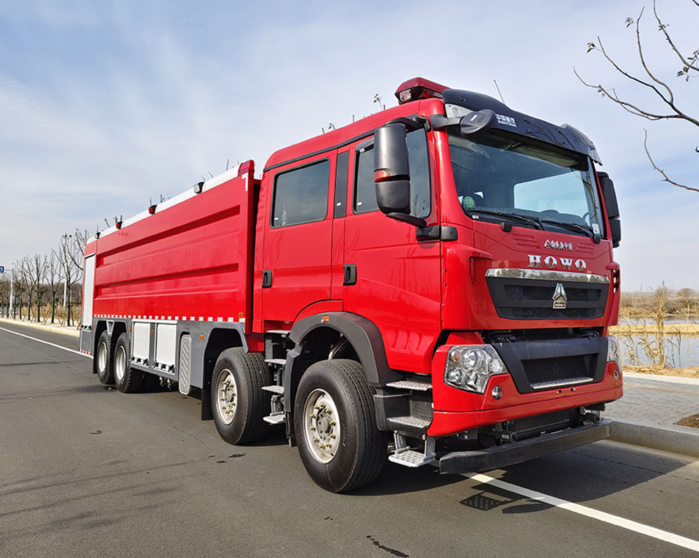 重汽豪沃25噸水罐消防車