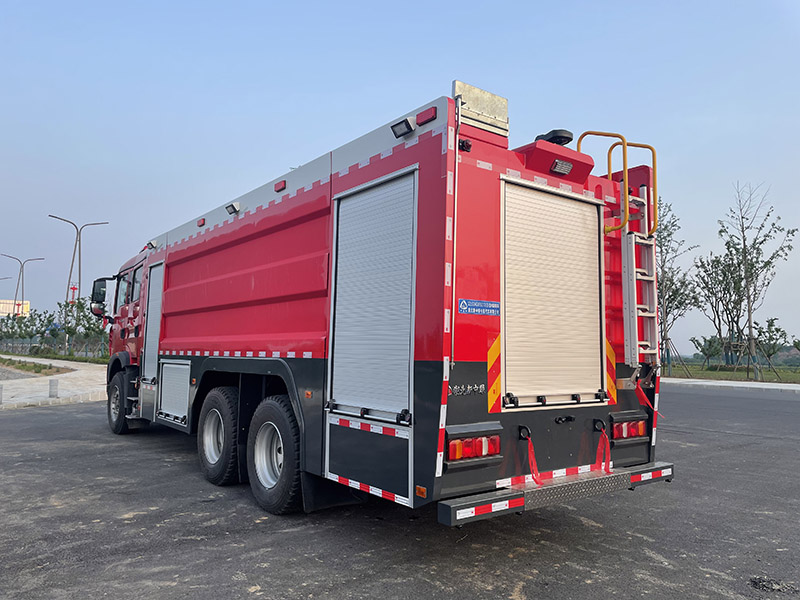 重汽豪沃17噸水罐消防車