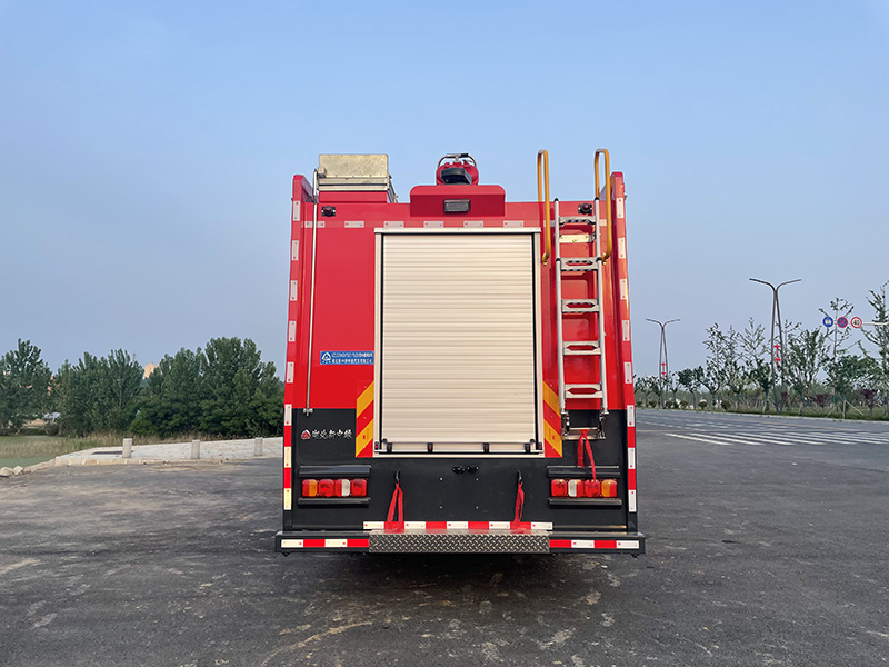 重汽豪沃17噸水罐消防車