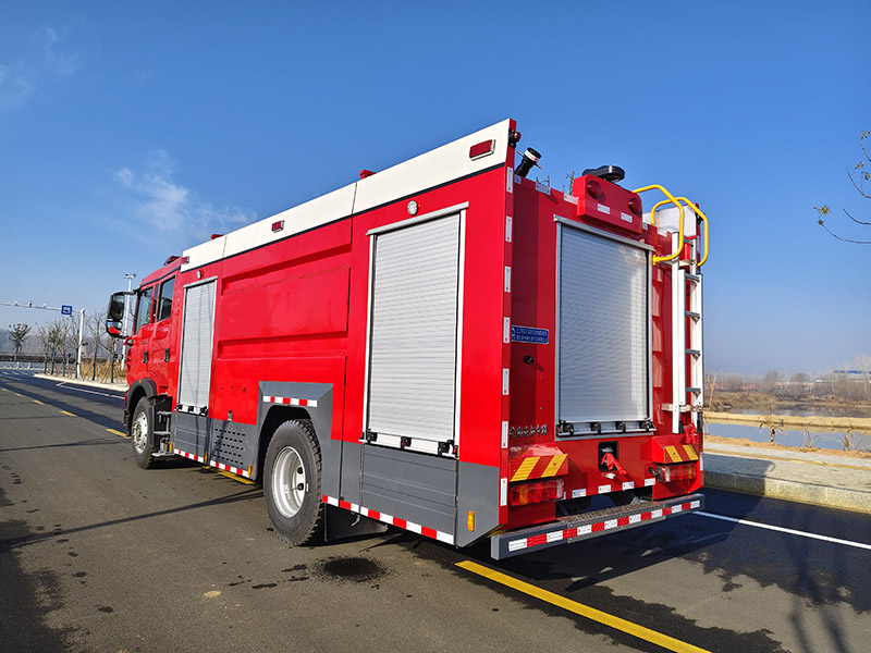 重汽豪沃8噸水罐消防車