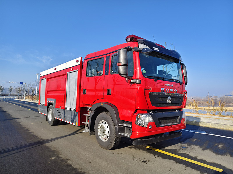 重汽豪沃8m3泡沫消防車